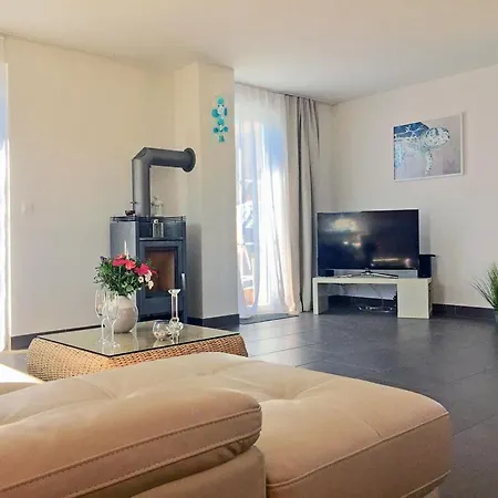 بيت للعطل Strandhaus Seestern غلوفي